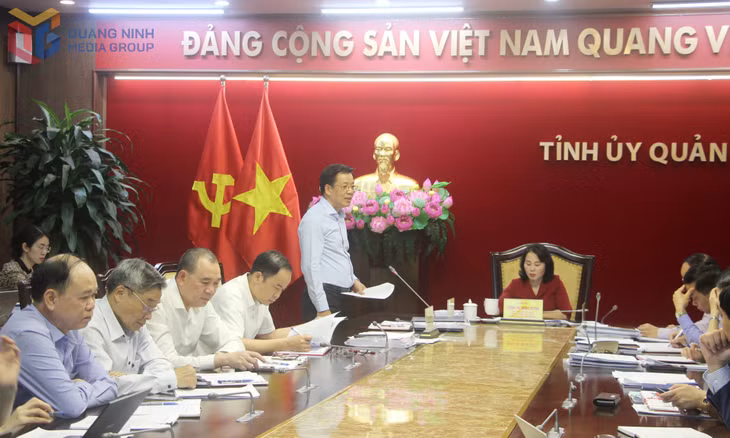 Đồng chí Nguyễn Văn Hồi, Ủy viên BTV Tỉnh ủy, Chủ tịch Ủy ban MTTQ tỉnh, Phó Bí thư Thường trực Đảng ủy, phát biểu tại hội nghị.