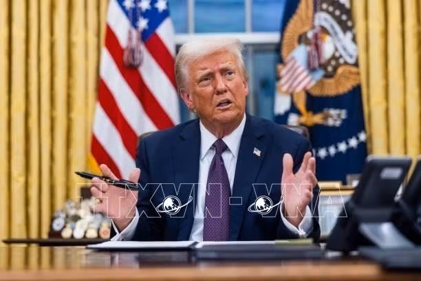 Tổng thống Mỹ Donald Trump ký các sắc lệnh sau lễ nhậm chức tại Washington, D.C., ngày 20/1/2025. Ảnh: Getty Images/TTXVN