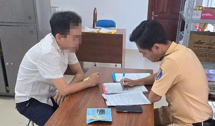 Tài xế H. làm việc với CSGT tỉnh Bình Dương.