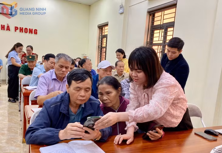 Phường Hà Phong (TP Hạ Long) tổ chức lớp "Bình dân học vụ số" hướng dẫn công nghệ cho người dân. Ảnh: Thu Hường (CTV)