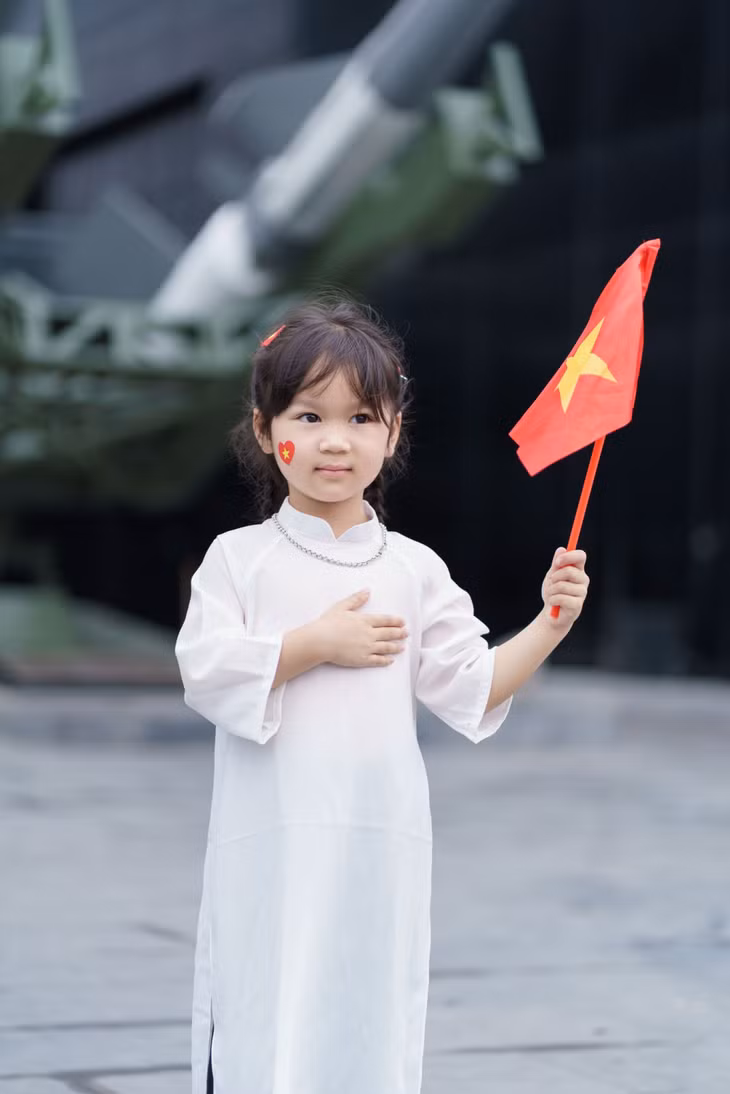 Với lá cờ đỏ sao vàng trên tay, các em nhỏ hôm nay đều được giáo dục về tình yêu quê hương, đất nước.