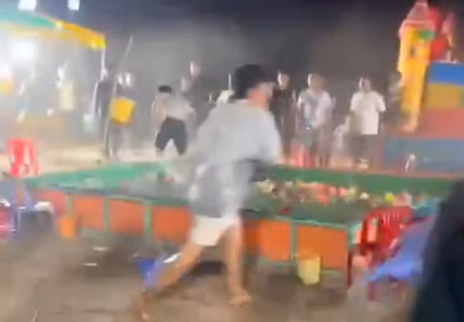 Mâu thuẫn trong lúc đến vui chơi tại hội chợ, một số thanh niên lao vào đánh nhau, 1 người bị đâm tử vong tại chỗ. Ảnh: Cắt từ clip người dân ghi lại