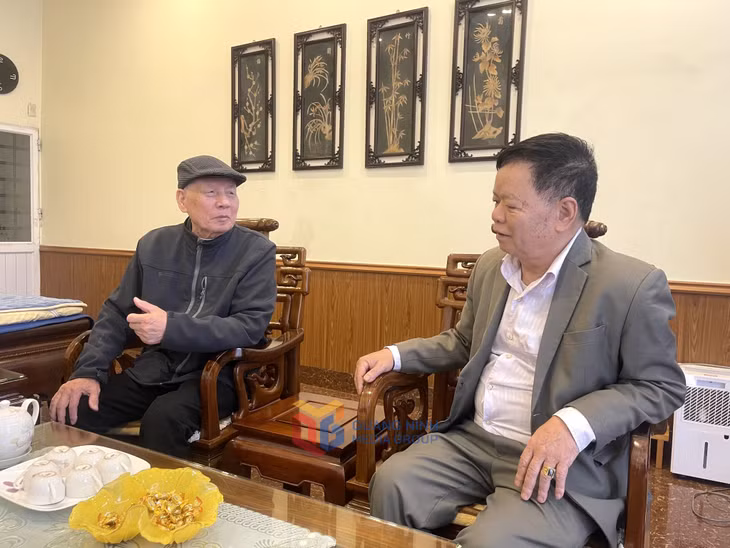 Ông Trần Văn Cát (khu 5A, phường Cửa Ông, TP Cẩm Phả), nguyên cán bộ Trung đoàn 701, Sư đoàn 351 cùng CCB phường ôn lại kỷ niệm những ngày đầu giải phóng Vùng mỏ.