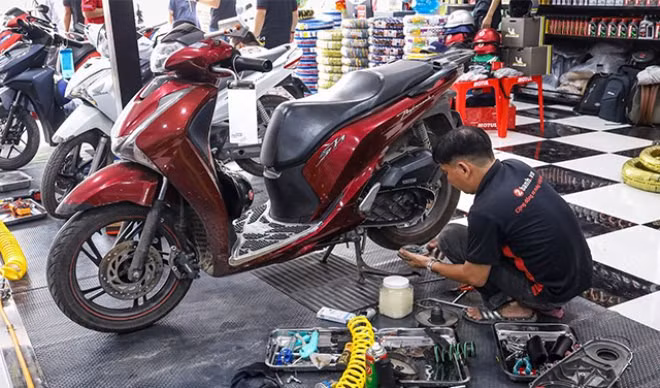 Xe tay ga thường vận hành ở tốc độ thấp trong điều kiện đô thị, khiến dầu máy, lọc gió, bugi cũng cần thay sớm hơn bình thường. Ảnh minh hoạ: 2banh