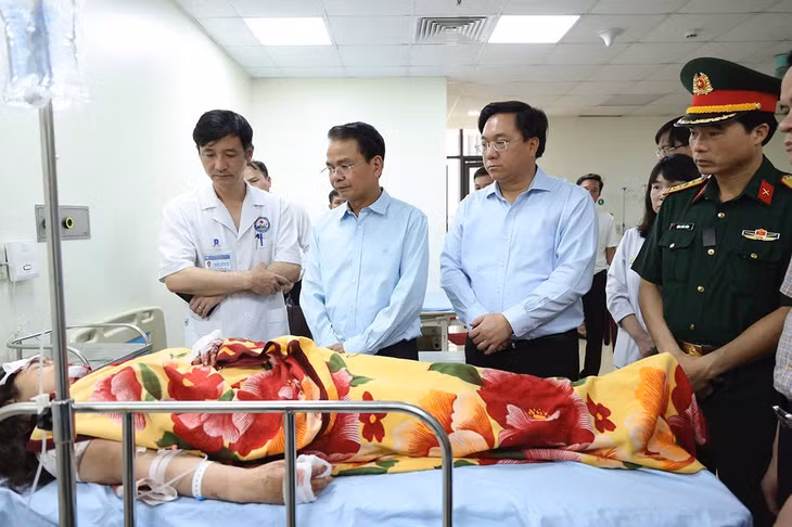 Lãnh đạo tỉnh Vĩnh Phúc thăm hỏi, động viên các nạn nhân trong vụ tai nạn. Ảnh: Khánh Linh.