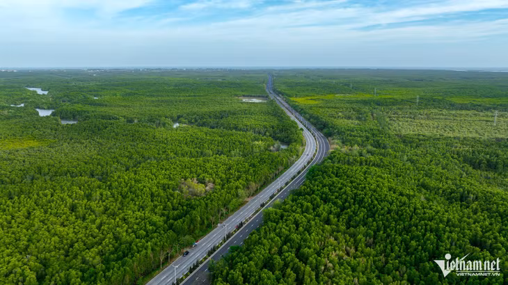 Đường Rừng Sác, điểm đầu từ bến phà Bình Khánh (huyện Nhà Bè), điểm cuối tại xã Long Hòa (huyện Cần Giờ), là một trong các điểm du lịch hấp dẫn dịp 30/4-1/5.