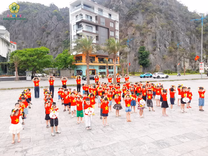 Các em nhỏ từ lứa tuổi mầm non thể hiện thông điệp "Tổ quốc trong tim".