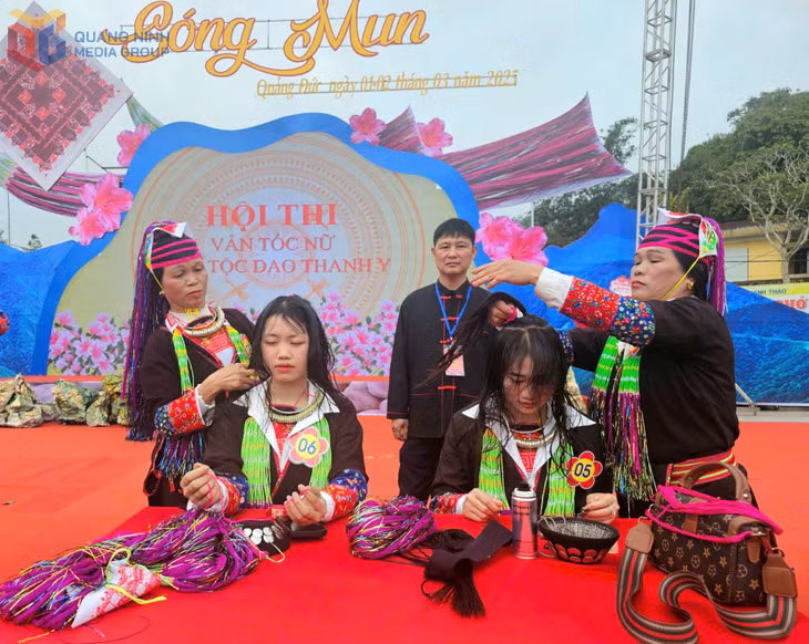 Chị em phụ nữ Dao Thanh Y thi vấn tóc trong Lễ hội Sóng Mun, xã Quảng Đức, huyện Hải Hà năm 2025.