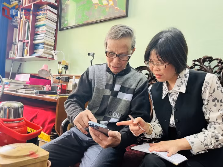 Ông Đồng Duy Hùng xúc động khi xem lại những bức ảnh tư liệu về Hòn Gai trong ngày tiếp quản.