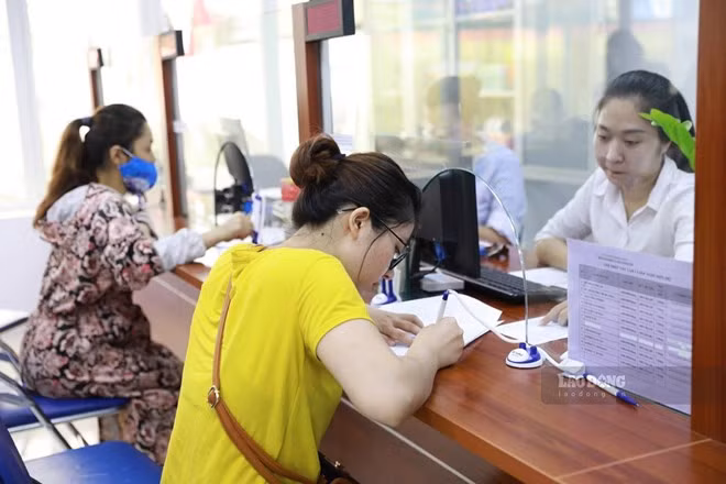 UBND cấp tỉnh có thể lựa chọn hình thức phát phiếu lấy ý kiến hoặc lựa chọn các hình thức phù hợp khác để tổ chức lấy ý kiến nhân dân đối với chủ trương sắp xếp đơn vị hành chính. Ảnh minh họa: Hải Nguyễn