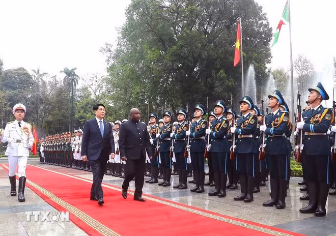Chủ tịch nước Lương Cường và Tổng thống Burundi Évariste Ndayishimiye duyệt Đội danh dự Quân đội Nhân dân Việt Nam. (Ảnh: Lâm Khánh/TTXVN)