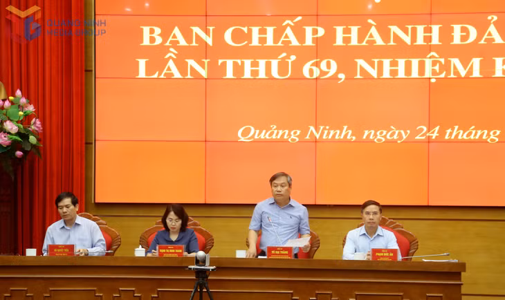 Đồng chí Vũ Đại Thắng, Ủy viên Trung ương Đảng, Bí thư Tỉnh ủy, Trưởng Đoàn ĐBQH tỉnh, phát biểu tại hội nghị.