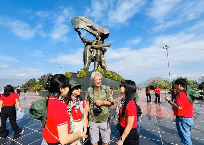 Du khách tham quan tại Tượng đài chiến thắng Điện Biên Phủ. Tượng đài này bằng đồng, được xây dựng trong dịp kỷ niệm 50 năm Chiến thắng Điện Biên Phủ. (Ảnh: Hoàng Tuyết/TTXVN)