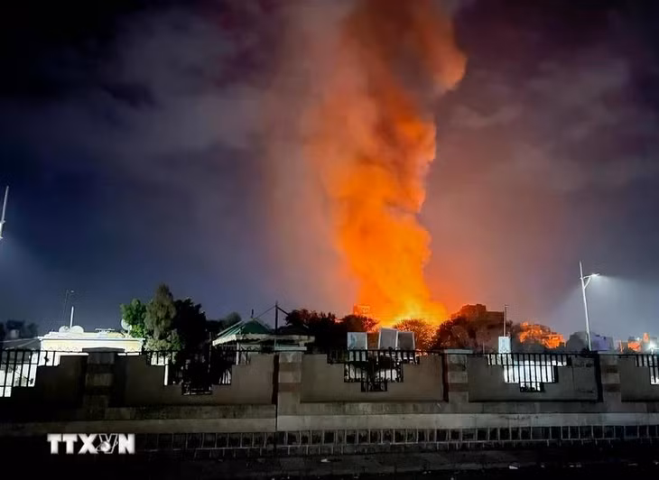 Khói bốc lên từ địa điểm ở thủ đô Sanaa, Yemen sau cuộc không kích của Mỹ ngày 19/3. (Ảnh: THX/TTXVN)