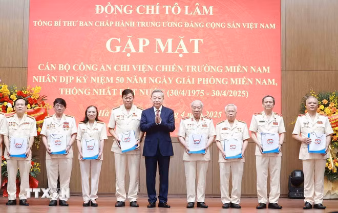 Tổng Bí thư Tô Lâm tặng quà lưu niệm cho các đại biểu. (Ảnh: Thống Nhất/TTXVN)