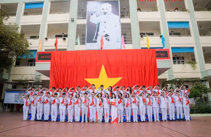 Hòa chung mạch cảm xúc trào dâng tự hào một dải non sông và hướng về ngày hội đất nước 30/4, giáo viên, học sinh trường THCS Trọng Điểm (TP Hạ Long) thể hiện lòng tri ân và niềm tự hào dân tộc dưới lá cờ 54m2.