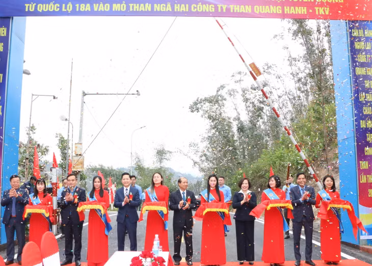 Các đại biểu cắt băng thông xe kỹ thuật tuyến đường từ Quốc lộ 18A vào mỏ Ngã Hai.