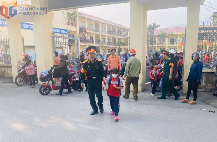 Ngành Giáo dục TP Cẩm Phả phối hợp Hội CCB thành phố chung tay đảm bảo ATGT cho học sinh.