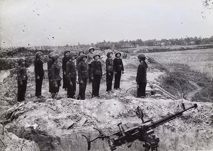 Trung đội nữ dân quân xã Nam Hoà, Yên Hưng (nay là thị xã Quảng Yên) trong những năm chống chiến tranh phá hoại của giặc Mỹ. Ảnh: Bảo tàng tỉnh Quảng Ninh