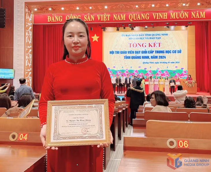 Cô giáo Nguyễn Thị Hồng Nhung tại Lễ tổng kết Hội thi giáo viên dạy giỏi cấp THCS tỉnh, năm 2024.