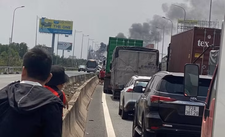 Vụ cháy gây ùn tắc cao tốc nhiều kilomet.