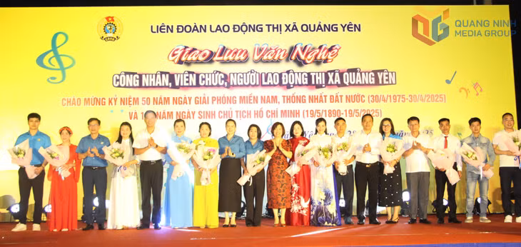 Các đồng chí lãnh đạo LĐLĐ tỉnh và thị xã tặng hoa cho các đơn vị có tiết mục tham gia chương trình.