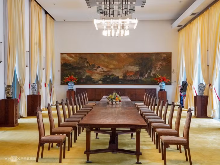 Phòng đại yến là nơi tổ chức các buổi chiêu đãi với sức chứa hơn 100 khách. Không gian sử dụng gam vàng ấm làm chủ đạo, tạo cảm giác trang trọng và thân mật. Tại vị trí trung tâm treo bức tranh "Non sông gấm vóc, cỏ cây thái bình" do kiến trúc sư Ngô Viết Thụ sáng tác và gửi tặng. Tối 1/3/1975, nơi đây diễn ra tiệc chiêu đãi cuối cùng của Tổng thống Nguyễn Văn Thiệu dành cho phái đoàn Mỹ