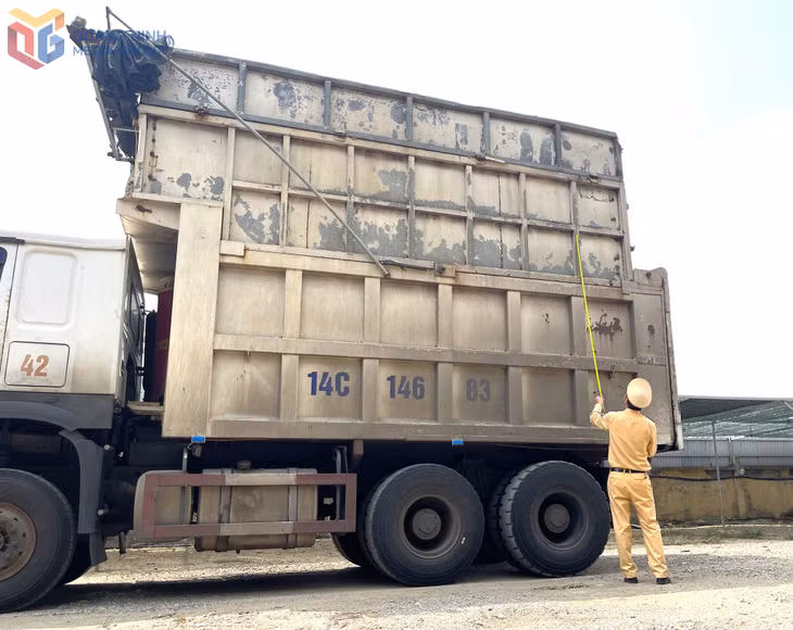 Từ 1/4 đến nay, Đội CSGT Đường bộ số 2, Phòng CSGT, (Công an tỉnh) đã phát hiện, xử lý 7 trường hợp vi phạm tải trọng, kích thước thành thùng hoạt động tại các tuyến đường chuyên dùng Cảng và KCN Cái Lân.