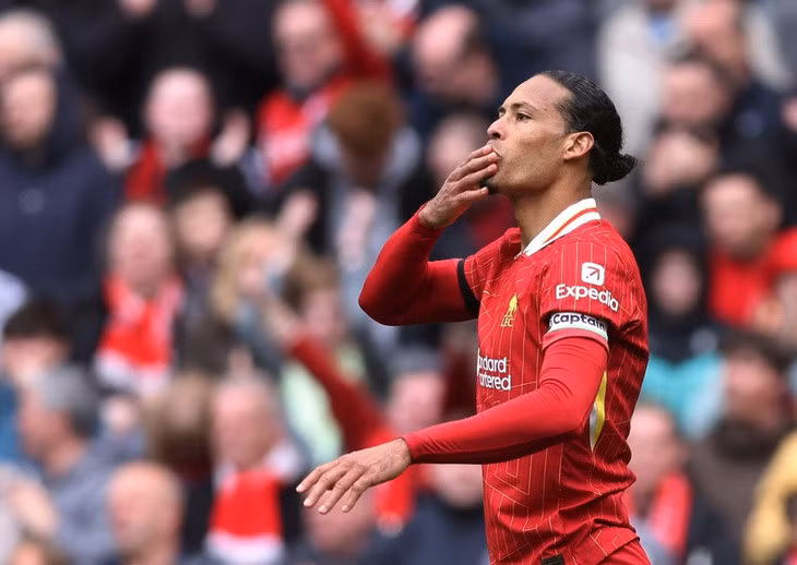 Niềm vui của Van Dijk sau khi ghi bàn ấn định chiến thắng 2-1 cho Liverpool trước West Ham - Ảnh: REUTERS