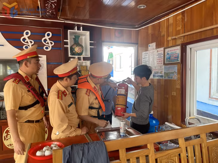 Đội Cảnh sát đường thủy, Phòng CSGT (Công an tỉnh) phối hợp với các lực lượng chức năng kiểm tra điều kiện an toàn các tàu du lịch trên Vịnh Hạ Long.