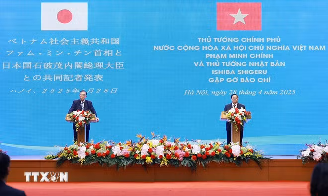 Thủ tướng Phạm Minh Chính và Thủ tướng Nhật Bản Ishiba Shigeru thông báo kết quả hội đàm với báo chí hai nước. (Ảnh: Dương Giang/TTXVN)