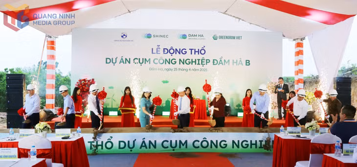 Các đại biểu thực hiện nghi thức động thổ dự án.