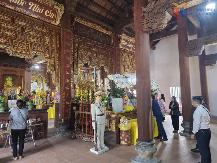 Không gian bên trong Đền thờ Anh hùng liệt sĩ Trung đoàn 5 Yên Tử.