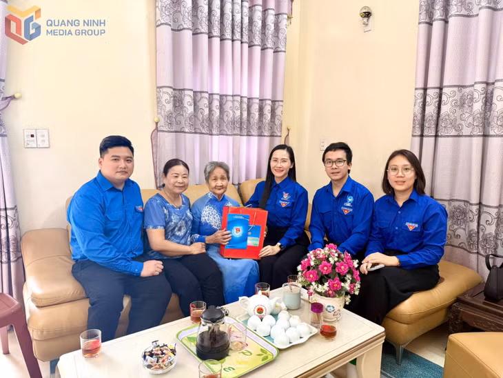 Đoàn thăm hỏi, tặng quà tri ân Mẹ Việt Nam anh hùng Nguyễn Thị Thuộc, sinh năm 1937, trú tại tổ 5 khu 1, phường Hà Phong, TP Hạ Long.