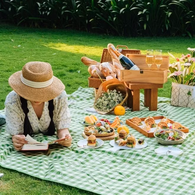 Các bạn có thể trải nghiệm hoạt động picnic ven sông hay thưởng thức bữa tối lãng mạn do đầu bếp của khách sạn chuẩn bị. Ảnh: Mia Saigon - Luxury Boutique Hotel.