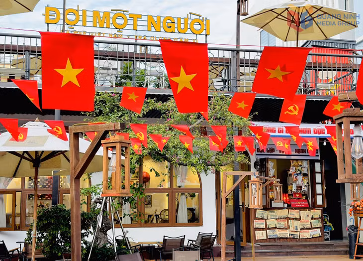 Các cửa hàng, quán ăn trang hoàng những dải cờ rực rỡ chào mừng ngày thống nhất đất nước.