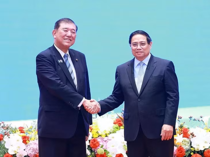 Thủ tướng Phạm Minh Chính và Thủ tướng Nhật Bản Ishiba Shigeru tại Diễn đàn doanh nghiệp Việt Nam-Nhật Bản. (Ảnh: Dương Giang/TTXVN)