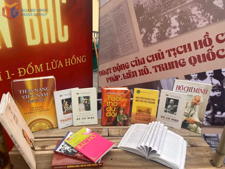 Khu vực trưng bày những cuốn sách lịch sử tại Trường THPT Hòn Gai.
