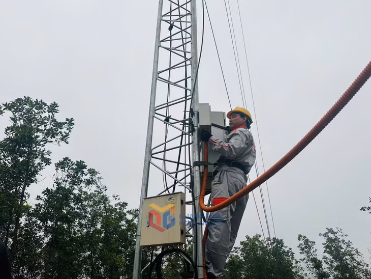 Cán bộ kỹ thuật Chi nhánh Công trình Viettel Quảng Ninh kiểm tra trạm BTS tại khu 10, phường Mông Dương, TP Cẩm Phả.