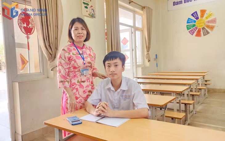 Bùi Minh Đức (lớp 9A1, Trường THCS Nguyễn Trãi) và cô giáo chủ nhiệm.