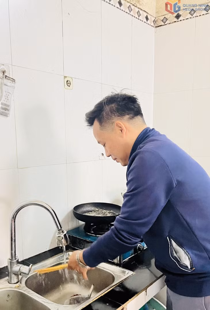 Anh Diệp Văn Hưng, thôn Trại Thụ, xã Tràng Lương phấn khởi khi được sử dụng nước sạch.