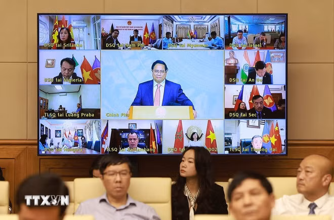 Thủ tướng Phạm Minh Chính chủ trì Hội nghị Thủ tướng Chính phủ trực tuyến với các cơ quan đại diện Việt Nam ở nước ngoài về thương mại quốc tế. (Ảnh: Dương Giang/TTXVN)