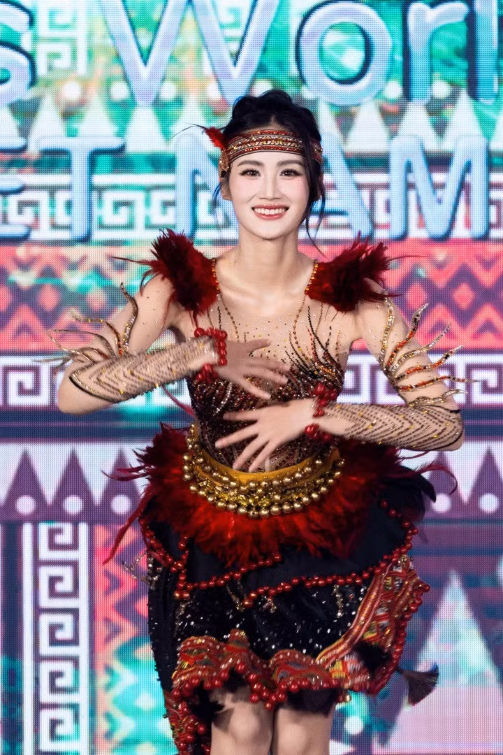 Trang phục Dance of the world của Ý Nhi mang tên "Vũ điệu đại ngàn".