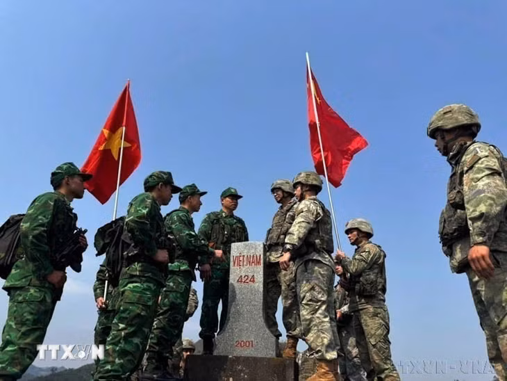 Tuần tra song phương tuyến biên giới Việt-Trung giữa Đồn Biên phòng Lũng Cú (Bộ Chỉ huy Bộ đội Biên phòng tỉnh Hà Giang) với Biên phòng khu vực huyện Phú Ninh (Quân Giải phóng Nhân dân Trung Quốc). (Ảnh: Mạnh Cầm/TTXVN phát)