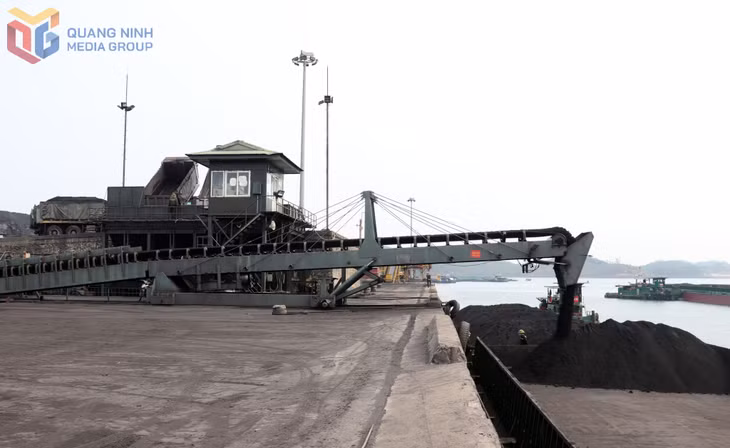 Bốc rót than tại khu vực cảng Khe Dây thuộc Công ty Cảng (Tổng Công ty Đông Bắc).&nbsp;