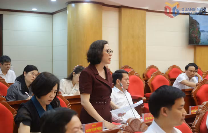 Đồng chí Vũ Thị Mai Anh, Phó Bí thư thường trực Thành ủy, Chủ tịch HĐND thành phố Hạ Long, phát biểu tại hội nghị.