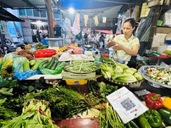 Hầu hết giá thực phẩm thiết yếu đều tăng giá. Rau xanh tại chợ Đồng Xa (Mai Dịch, Cầu Giấy) khá dồi dào nhưng giá tăng mạnh. Ảnh: Đức Vân