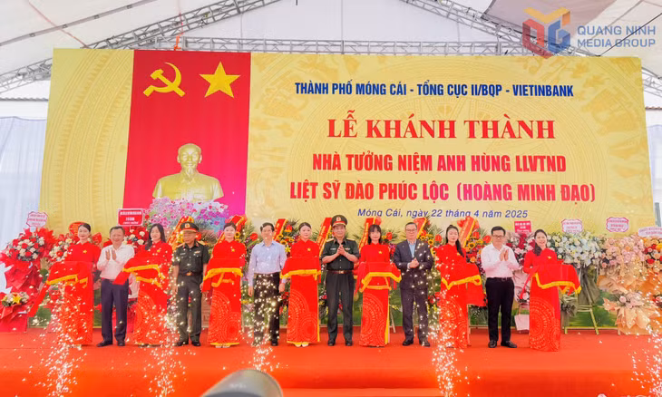 Các đại biểu thực hiện nghi thức cắt băng khánh thành. Ảnh: Mạnh Trường