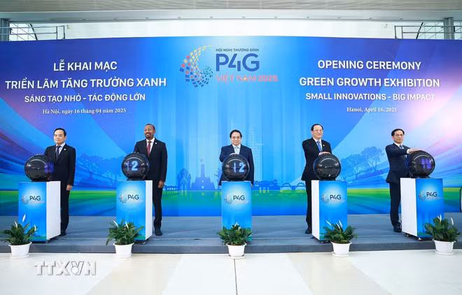 Thủ tướng Phạm Minh Chính và các đại biểu khai mạc Triển lãm "Tăng trưởng xanh". (Ảnh: Dương Giang/TTXVN)