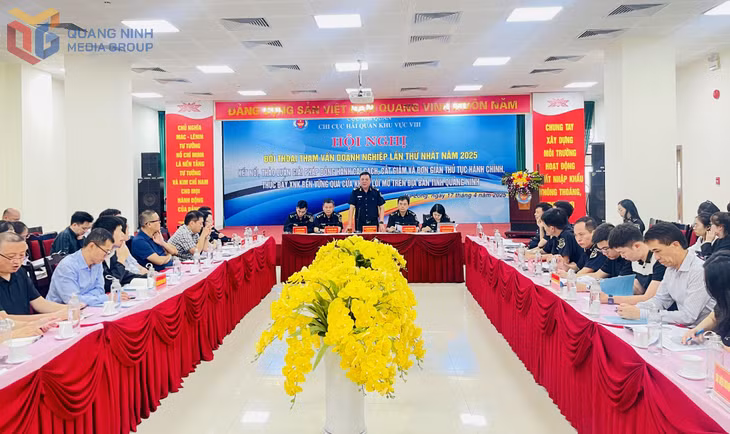Lãnh đạo Chi cục Hải quan khu vực VIII trực tiếp giải đáp các ý kiến của doanh nghiệp tại hội nghị.